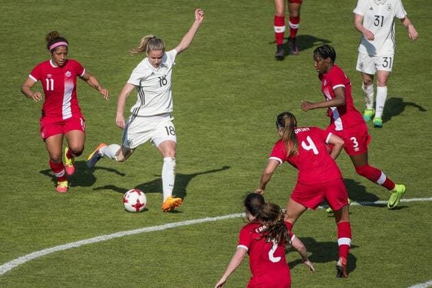 FRAUEN FUSSBALL DEUTSCHLAND - KANADA 09 04 2017 - Erfurt: Das Fussball Frauen Länderspiel zwischen Deutschland und Kanada am 9. April 2017 im Steigerwaldstadion Erfurt. Lena Petermann 18 (Deutschland) am Ball gegen Desiree Scott 11 (Kanada). Davor: Allysha Chapman 2 (Kanada), Shelina Zadorsky 4 (Kanada) und Kadeisha Buchanan 3 (Kanada). _________________