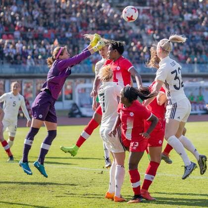 Stephanie Labbe (CAN, 1, Torwart, goal keeper) rettet nach einem Eckball; Eckstoß, Eckball, Ecke, Corner, Fußball, Frauen, Länderspiel, Deutschland - Kanada, xprx