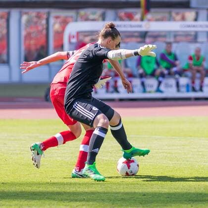 Almuth Schult (GER, 1, Torwart, goal keeper) im Duell mit Christine Sinclair (CAN, 12); Zweikampf, Duell, Aktion, action, Fußball, Frauen, Länderspiel, Deutschland - Kanada, xprx