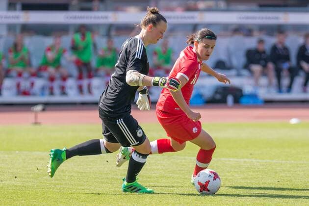 Bilder des Tages - SPORT v.li.: Almuth Schult (GER, 1, Torwart, goal keeper) im Duell mit Christine Sinclair (CAN, 12); Zweikampf, Duell, Aktion, action, Fußball, Frauen, Länderspiel, Deutschland - Kanada, xprx