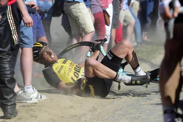 Bilder des Tages - SPORT ROUBAIX, FRANCE - APRIL 9 : Crash of VAN EMDEN Jos (NED) Rider of Team Lotto NL - Jumbo during the 115th UCI World Tour Paris - Roubaix cycling race with start in Compiegne and finish at the Velodrome Andre-Petrieux in Roubaix on April 09, 2017 in Roubaix, France, 9 04 2017 CYCLISME : Paris Roubaix - 09 04 2017 Photonews Panoramic 