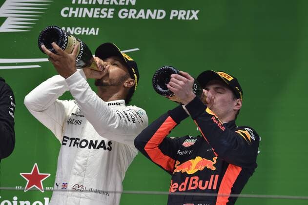 Bilder des Tages - SPORT Shanghai: Motorsports: FIA Formula One World Championship WM Weltmeisterschaft 2017 44 Lewis Hamilton (GBR, Mercedes AMG Petronas) 33 Max Verstappen (NDL, Red Bull Racing) Chinese Formula One Grand Prix Shanghai Circuit on April 08, 2017 in Shanghai, China. (Photo by Hoch Zwei) Shanghai China xHZx