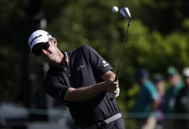 Justin Rose of England hits a pitch shot to the 8th green in the final round at the 2017 Masters Tournament at Augusta National Golf Club in Augusta, Georgia on April 9, 2017.  AUG20170409603 JOHNxANGELILLO