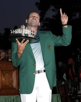 Bilder des Tages - SPORT Sergio Garcia of Spain points to the sky while he holds the Masters Trophy and wears his Green Jacket after Garcia wins the 2017 Masters Tournament at Augusta National Golf Club in Augusta, Georgia on April 9, 2017. Garcia defeated Justin Rose of England in a one hole playoff to win his first major championship.  AUG20170409611 JOHNxANGELILLO