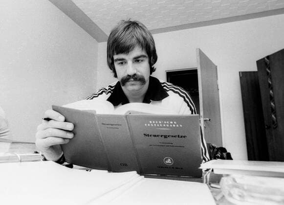 Die Deutsche Handball-Nationalmannschaft in der Sportschule Wedau am 23.01.1978. Heiner Brand büffelt Steuergesetze. HM