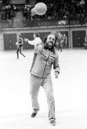 Handball-Länderspiel: Deutschland - UDSSR 18:16 13.03.1977 in München Trainer Vlado Stenzel wirft Ball - beteiligt sich am Warmmachen HM
