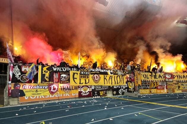 Themen der Woche - SPORT Bilder des Tages - SPORT dynamo Dresden Fans, Publikum, Zuschauer, Stimmung, Atmosphäre, Stadion Pyrotechnik, Pyro, Bengalo, Krawalle, Fussball, 2. Bundesliga, Eintracht Braunschweig - SG Dynamo Dresden, xtgx