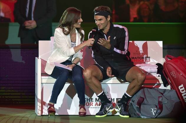 Li. Moderatorin Sandra Studer, re. Roger Federer, SUI, Roger Federer - Andy Murray, The Match for Africa 3, Tennis, 10.04.2017 