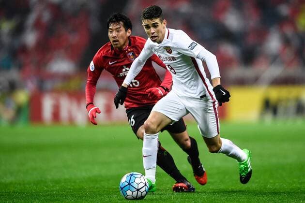 Brazilian football player Oscar of China s Shanghai SIPG, right, challenges Yuki Muto of Japan s Urawa Red Diamonds in their Group F match during the AFC Champions League 2017 in Saitama, Japan, 11 April 2017. Urawa Red Diamonds competes against Shanghai SIPG at AFC Champions League group match  20170411_06038