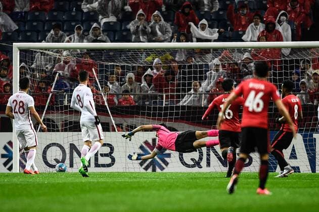 Rafael Silva of Japan s Urawa Red Diamonds, right, scores a goal against China s Shanghai SIPG in their Group F match during the AFC Champions League 2017 in Saitama, Japan, 11 April 2017. Urawa Red Diamonds competes against Shanghai SIPG at AFC Champions League group match  20170411_60506