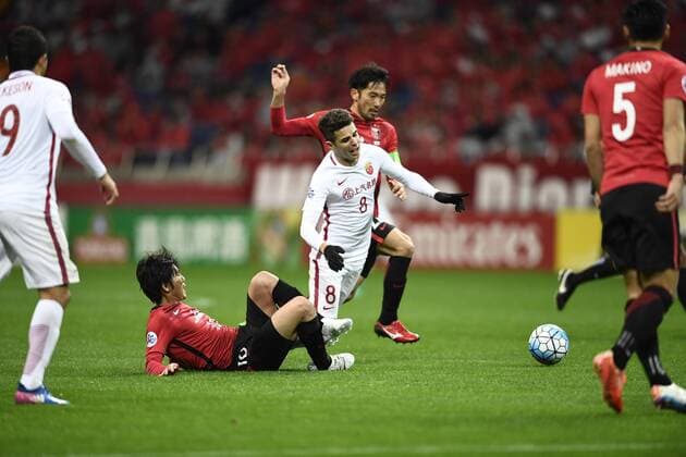 Brazilian football player Oscar of China s Shanghai SIPG, center, stumbles down in their Group F match against Japan s Urawa Red Diamonds during the AFC Champions League 2017 in Saitama, Japan, 11 April 2017. Urawa Red Diamonds competes against Shanghai SIPG at AFC Champions League group match  20170411_29311
