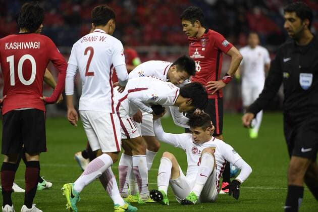 Brazilian football player Oscar of China s Shanghai SIPG, right, stumbles down in their Group F match against Japan s Urawa Red Diamonds during the AFC Champions League 2017 in Saitama, Japan, 11 April 2017. Urawa Red Diamonds competes against Shanghai SIPG at AFC Champions League group match  20170411_06409