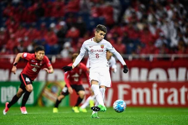 Bilder des Tages - SPORT Brazilian football player Oscar of China s Shanghai SIPG plays a penalty kick against Japan s Urawa Red Diamonds in their Group F match during the AFC Champions League 2017 in Saitama, Japan, 11 April 2017. Urawa Red Diamonds competes against Shanghai SIPG at AFC Champions League group match  20170411_81143