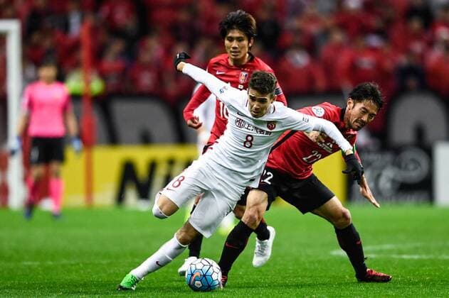 Brazilian football player Oscar of China s Shanghai SIPG, front, challenges Yuki Abe of Japan s Urawa Red Diamonds in their Group F match during the AFC Champions League 2017 in Saitama, Japan, 11 April 2017. Urawa Red Diamonds competes against Shanghai SIPG at AFC Champions League group match  20170411_06419