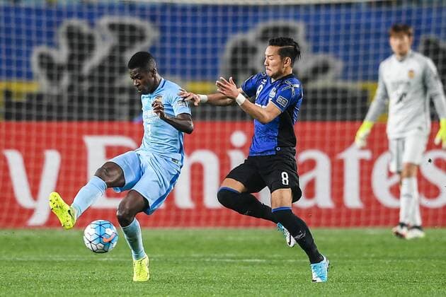 Brazilian football player Ramires of China s Jiangsu Suning, right, challenges Yosuke Ideguchi of Japan s Gamba Osaka in their Group H match during the AFC Champions League 2017 in Nanjing city, east China s Jiangsu province, 11 April 2017. Jiangsu Suning competes against Gamba Osaka at AFC Champions League group match  20170411_06478