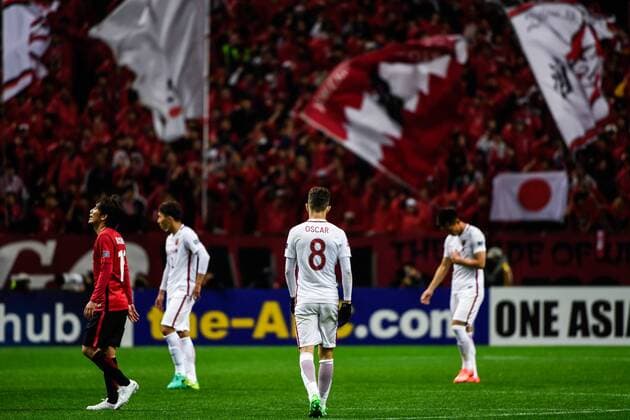 Bilder des Tages - SPORT Brazilian football player Oscar of China s Shanghai SIPG, center, reacts after being defeated by Japan s Urawa Red Diamonds in their Group F match during the AFC Champions League 2017 in Saitama, Japan, 11 April 2017. Urawa Red Diamonds defeated Shanghai SIPG 1-0. Urawa Red Diamonds defeats Shanghai SIPG at AFC Champions League group match  20170411_48455