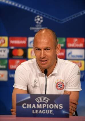 Bilder des Tages - SPORT 11.04.2017, Fussball Champions-League 2016 2017, Pressekonferenz FC Bayern vor dem Viertelfinale Hinspiel, FC Bayern München - Real Madrid, in der Allianz-Arena München, Arjen Robben (FC Bayern München) gibt den Journalisten Antworten. 
