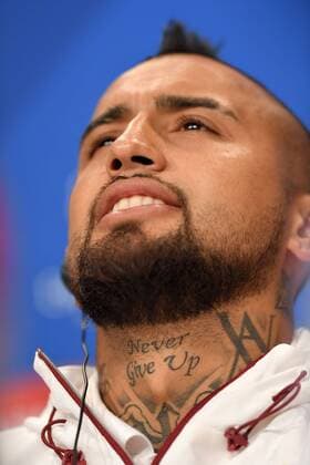 Bilder des Tages - SPORT 11.04.2017, Fussball Champions-League 2016 2017, Pressekonferenz FC Bayern vor dem Viertelfinale Hinspiel, FC Bayern München - Real Madrid, in der Allianz-Arena München, Arturo Vidal (FC Bayern München) hat unter seinem Kinn den Slogan Never give up stehen (Gib niemals auf) 