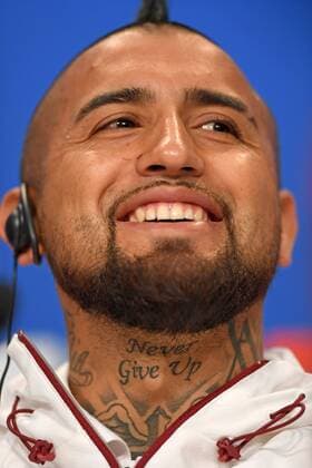 11.04.2017, Fussball Champions-League 2016 2017, Pressekonferenz FC Bayern vor dem Viertelfinale Hinspiel, FC Bayern München - Real Madrid, in der Allianz-Arena München, Arturo Vidal (FC Bayern München) hat unter seinem Kinn den Slogan Never give up stehen (Gib niemals auf) 