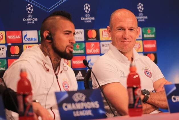 20170311, CL PK Viertelfinale, FC Bayern vs Real Madrid, Allianz Arena Muenchen, im Bild: Arturo Vidal (FCB) und Arjen Robben (FCB) bei der PK vor dem Spiel vs Real Madrid