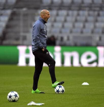 11.04.2017, Fussball Champions-League 2016 2017, Abschlusstraining Real Madrid vor dem Viertelfinale Hinspiel, FC Bayern München - Real Madrid, in der Allianz-Arena München, Trainer Zinedine Zidane (Real Madrid) gähnt während des Trainings. 