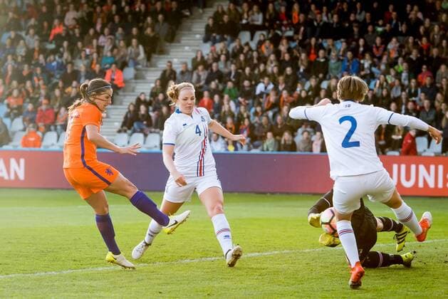 (L-R) Danielle van de Donk of the Netherlands, Glodis Perla Viggosdottir of Iceland, goalkeeper Gudbjorg Gunnarsdottir of Iceland, Sif Atladottir of Icelandduring the friendly match between the women of Netherlands and Iceland at the Vijverberg stadium on April 11, 2017 in Doetinchem, The Netherlands Women: Netherlands v Iceland Friendly match 2016 2017 xVIxRonaldxBonestrooxfotografiexIVx 7552462