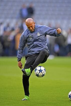 Themen der Woche - SPORT Bilder des Tages - SPORT 11.04.2017, Fussball Champions-League 2016 2017, Pressekonferenz FC Bayern vor dem Viertelfinale Hinspiel, FC Bayern München - Real Madrid, in der Allianz-Arena München, Trainer Zinedine Zidane (Madrid) zeigt sein Können am Ball. 