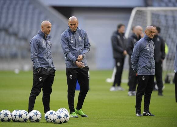 11.04.2017, Fussball Champions-League 2016 2017, Abschlusstraining Real Madrid vor dem Viertelfinale Hinspiel, FC Bayern München - Real Madrid, in der Allianz-Arena München, v.li: Co-Trainer David Bettoni (Madrid), Trainer Zinedine Zidane (Madrid) beobachten das Training. 