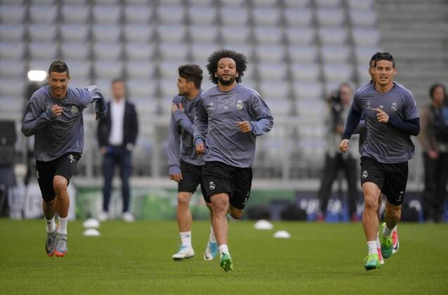 11.04.2017, Fussball Champions-League 2016 2017, Abschlusstraining Real Madrid vor dem Viertelfinale Hinspiel, FC Bayern München - Real Madrid, in der Allianz-Arena München, Marcelo (mitte, Real Madrid) li: Christiano Ronaldo (Real Madrid). 