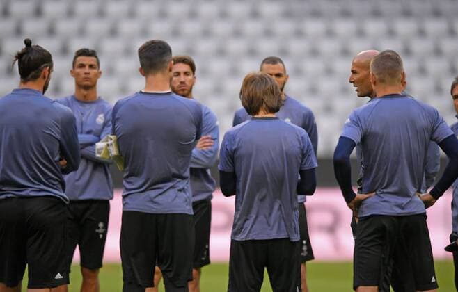 11.04.2017, Fussball Champions-League 2016 2017, Abschlusstraining Real Madrid vor dem Viertelfinale Hinspiel, FC Bayern München - Real Madrid, in der Allianz-Arena München, v.li: Christiano Ronaldo (Real Madrid), re: Trainer Zinedine Zidane (Real Madrid). 