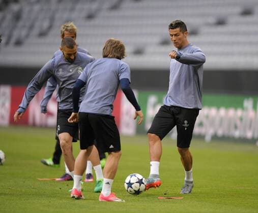 11.04.2017, Fussball Champions-League 2016 2017, Abschlusstraining Real Madrid vor dem Viertelfinale Hinspiel, FC Bayern München - Real Madrid, in der Allianz-Arena München, re: Christiano Ronaldo (Real Madrid) am Ball. 