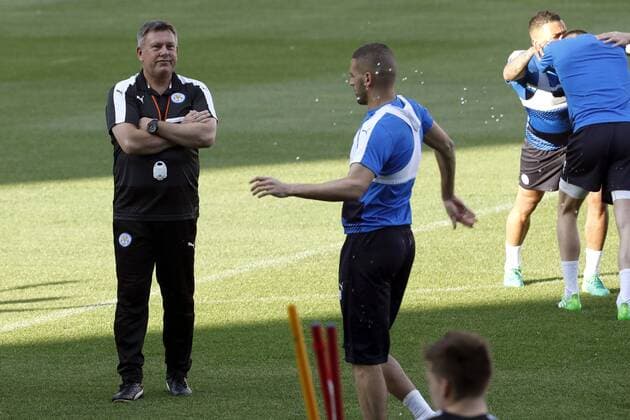 British soccer team Leicester s head coach Craig Shakespeare (L) leads a team s training session at Vicente Calderon Stadium, in Madrid, Spain, 11 April 2017, on the eve of the UEFA Champions League s quarter final first leg game against Atletico de Madrid. Leicester s training session !ACHTUNG: NUR REDAKTIONELLE NUTZUNG!  Copyright: xChemaxMoyax 20170411-636275383458417756