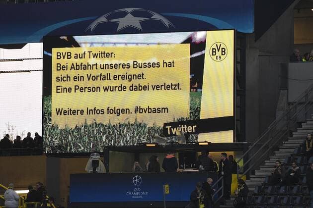 Fußball Champions League Viertelfinale Borussia Dortmund - AS Monaco am 11.04.2017 im Signal Iduna Park in Dortmund Explosion am Mannschaftsbus von Borussia Dortmund. Erste Infos auf den Anzeigetafeln im Stadion. xRx
