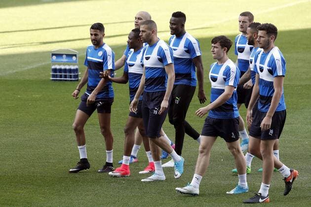 British soccer team Leicester s midfielder Riyad Mahrez (L), Argelian forward Islam Slimani (C) and defender Ben Chilwell (2-R), chat as they take part in a team training session at Vicente Calderon Stadium, in Madrid, Spain, 11 April 2017, on the eve of the UEFA Champions League s quarter final first leg game against Atletico de Madrid. Leicester s training session !ACHTUNG: NUR REDAKTIONELLE NUTZUNG!  Copyright: xChemaxMoyax 20170411-636275391239350146