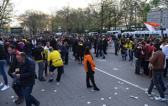 11.04.2017, xjhx, Fussball UEFA Champions League, Borussia Dortmund - AS Monaco, emspor, v.l. Fans am Stadion Dortmund