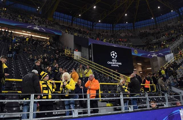 11.04.2017, xjhx, Fussball UEFA Champions League, Borussia Dortmund - AS Monaco, emspor, v.l. Das Stadion leert sich nach der Absage Dortmund