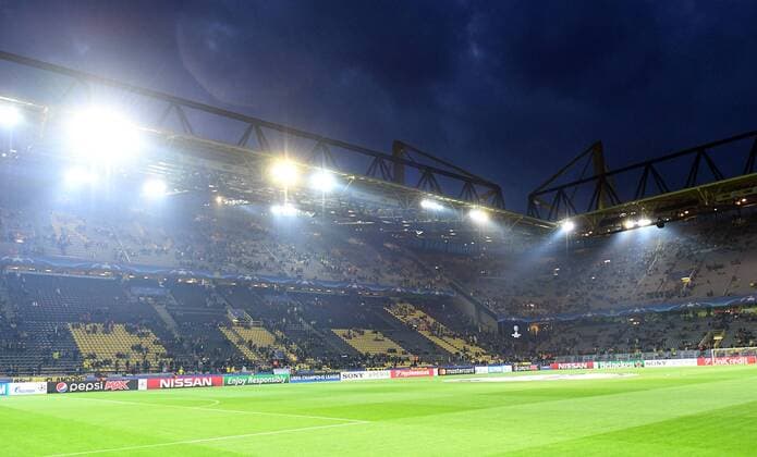 11.04.2017, xjhx, Fussball UEFA Champions League, Borussia Dortmund - AS Monaco, emspor, v.l. Das Stadion leert sich nach der Absage Dortmund