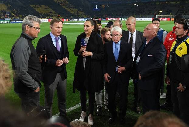 11.04.2017, xjhx, Fussball UEFA Champions League, Borussia Dortmund - AS Monaco, emspor, v.l. Geschaeftsfuehrer Hans-Joachim Watzke (Borussia Dortmund), Sky Kommentatorin Ester Sedlaczek, Praesident Dr. Reinhard Rauball (Borussia Dortmund) Dortmund