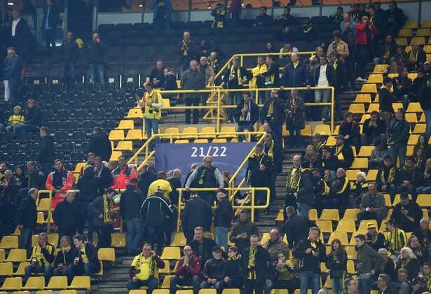 11.04.2017, Fussball, UEFA Champions League, Saison 2016 2017, Viertelfinale, Borussia Dortmund - AS Monaco, Die Fans und Zuschauer verlassen nach der Bekanntgabe der Spielabsage, das Stadion