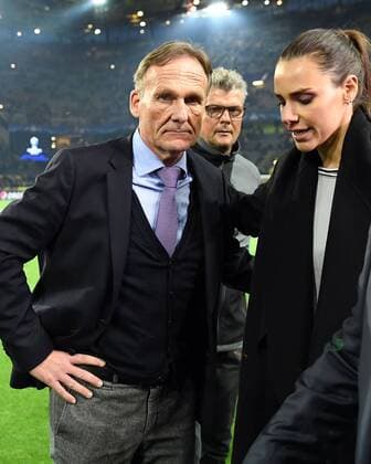 11.04.2017, xjhx, Fussball UEFA Champions League, Borussia Dortmund - AS Monaco, emspor, v.l. Geschaeftsfuehrer Hans-Joachim Watzke (Borussia Dortmund), Sky Kommentatorin Ester Sedlaczek, Dortmund