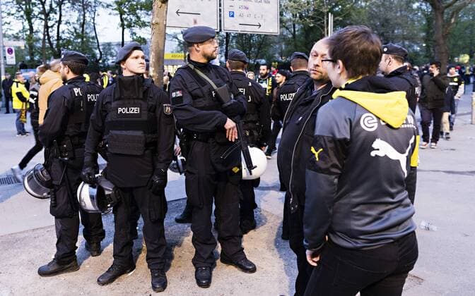 Dortmund, 11.04.2017 Spielabsage - Schwer bewaffnete Polizisten Borussia Dortmund - AS Monaco