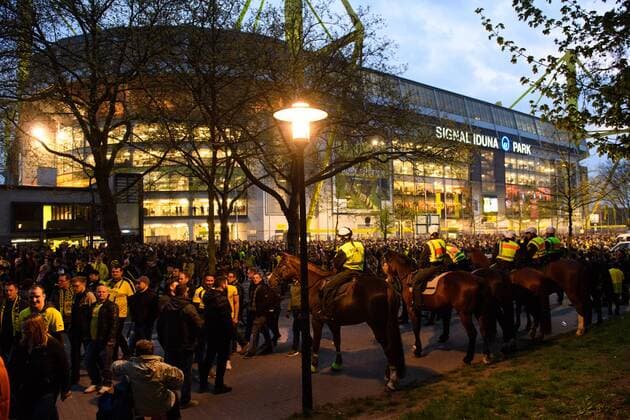 GER, UEFA CL, Borussia Dortmund (GER) vsÊAS Monaco FC (MCO) 11.04.2017, Signal Iduna Park, Dortmund, Viertelfinale Hinspiel, GER, UEFA CL, Borussia Dortmund (GER) vsÊAS Monaco FC (MCO), im Bild Zuschauer verlassen nach Spielabsage Stadion Foto © nordphoto Kurth nordphotox xKurth