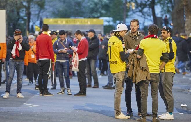 Fan, Fans,verlassen das Stadion und diskutieren Fussballfans, supporters, spectators, Zuschauer, Jacke, Kutte, Weste, Fankurve, Schals Fanschals, Maske, Verkleidung, BORUSSIA DORTMUND - AS MONACO Fussball UEFA Champions League, Viertelfinale in Dortmund, 11.04.2017 CL Saison 2016 2017, BVB