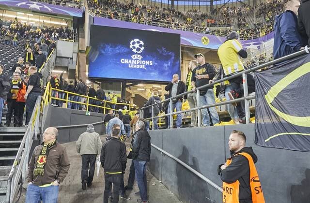 Fan, Fans,verlassen das Stadion und diskutieren Fussballfans, supporters, spectators, Zuschauer, Jacke, Kutte, Weste, Fankurve, Schals Fanschals, Maske, Verkleidung, BORUSSIA DORTMUND - AS MONACO Fussball UEFA Champions League, Viertelfinale in Dortmund, 11.04.2017 CL Saison 2016 2017, BVB