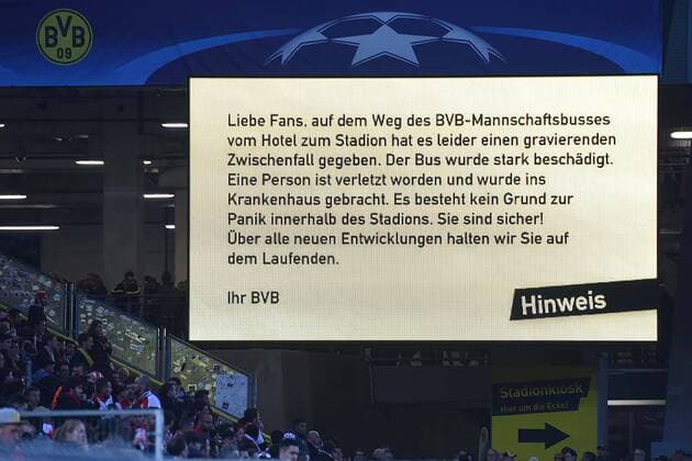 Fußball Champions League Viertelfinale Borussia Dortmund - AS Monaco am 11.04.2017 im Signal Iduna Park in Dortmund Explosion am Mannschaftsbus von Borussia Dortmund. Erste Infos auf den Anzeigetafeln im Stadion. xRx