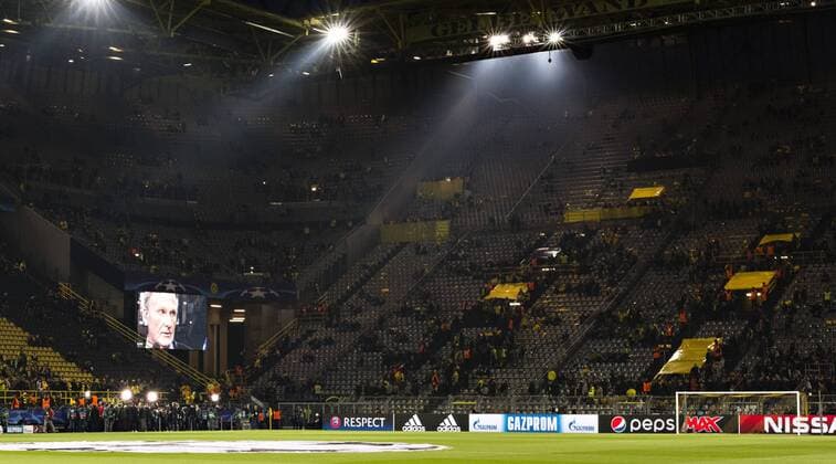 Dortmund, 11.04.2017 Spielabsage - BvB Geschäftsführer Hans-Joachim Watzke erklärt den Fans die Spielabsage Borussia Dortmund - AS Monaco