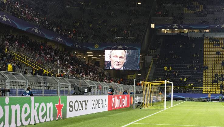 Dortmund, 11.04.2017 Spielabsage - BvB Geschäftsführer Hans-Joachim Watzke erklärt den Fans die Spielabsage Borussia Dortmund - AS Monaco