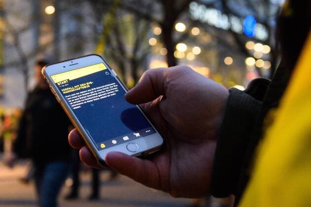 GER, UEFA CL, Borussia Dortmund (GER) vsÊAS Monaco FC (MCO) 11.04.2017, Signal Iduna Park, Dortmund, Viertelfinale Hinspiel, GER, UEFA CL, Borussia Dortmund (GER) vsÊAS Monaco FC (MCO), im Bild Zuschauer verfolgen auf Handy Nachricht von Spielabsage Explosion am Bus Foto © nordphoto Kurth nordphotox xKurth
