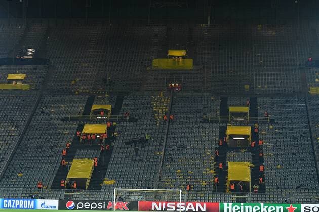 Fußball Champions League - Viertelfinale - Borussia Dortmund - AS Monaco am 11.04.2017 im Signal Iduna Park in Dortmund das geräumte Stadion in Dortmund leere Ränge nach Spielabsage durch einen Bombenanschlag auf den Mannschaftsbus des BVB PM
