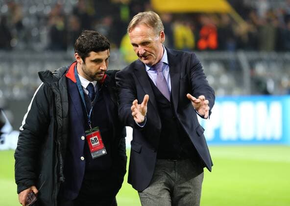 Bilder des Tages - SPORT Dienstag 11.04.2017, Saison 2016 2017, UEFA Champions League, Viertelfinale Hinspiel im Signal Iduna Park, BVB 09 Borussia Dortmund - AS Monaco, Hans-Joachim Watzke (BVB, Vorsitzender der Geschaeftsfuehrung, rechts) im Gespräch mit einem UEFA-Offiziellem